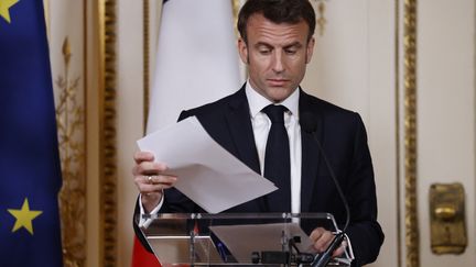 Emmanuel Macron lors une conférence de presse à Amsterdam aux Pays-Bas, le 12 avril 2023. (LUDOVIC MARIN / AFP)