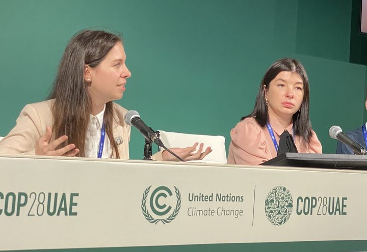 Anna Ackermann (à gauche), de l'ONG ukrainienne Ecoaction, et Viktoria Kireïeva, vice-ministre de la Protection de l'environnement et des Ressources naturelles ukrainiennes, lundi 4 décembre 2023 à la COP28 de Dubaï. (MARIE-ADELAIDE SCIGACZ / FRANCEINFO)