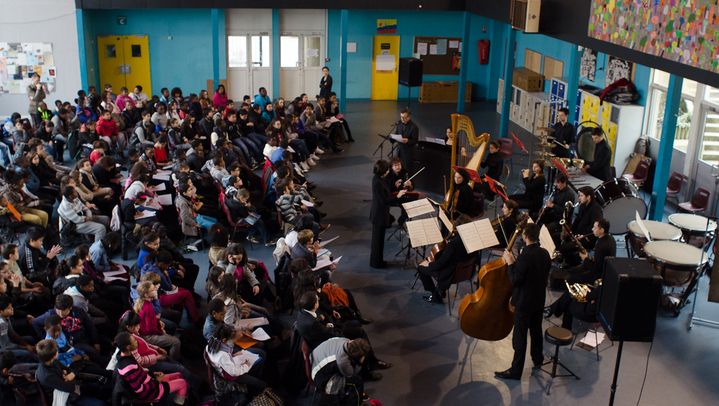 Le Paris Mozart Orchestra (PMO) en concert dans une école
