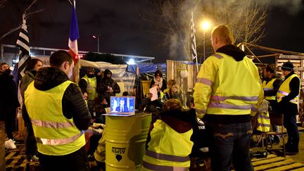 Les "gilets jaunes" de Rennes écoutent l'allocuation d'Emmanuel Macron lundi 10 décembre 2018. (JOEL LE GALL / MAXPPP)