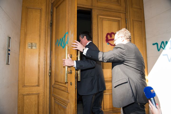 Jérôme Cahuzac arrive dans les bureaux du pôle financier, le 2 avril 2013 à Paris. (MARTIN BUREAU / AFP)