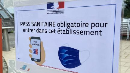 Les premiers contrôles du pass sanitaire dans les restaurants ont commencé lundi 9 août. (FRANÇOIS VENTÉJOU / RADIO FRANCE)