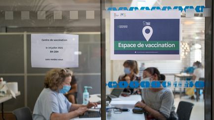 Une opération éphémere de vaccination contre le Covid-19 à la gare de Perpignan (Pyrénées-Orientales), le 14 juillet 2021.&nbsp; (JEANNE MERCIER / HANS LUCAS)