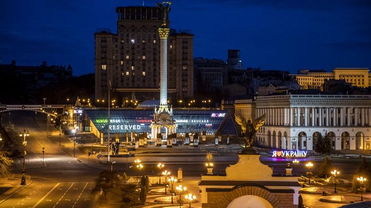 Les rues vides de Kiev, la capitale ukrainienne, le 26 février 2022. (AYTAC UNAL / ANADOLU AGENCY / AFP)