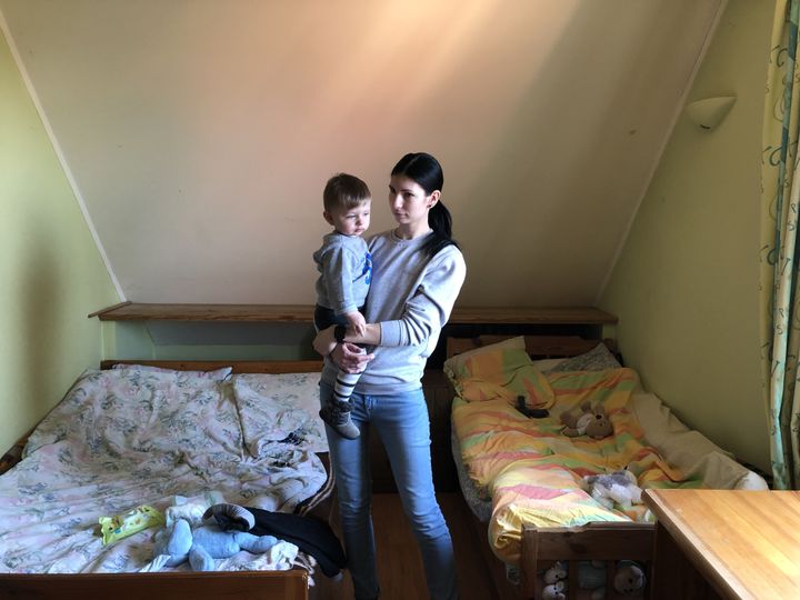 Ola and her child in their temporary room, in Bieniewice (Poland), March 1, 2022. (RAPHAEL GODET / FRANCEINFO)