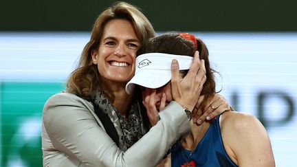 Les larmes pour la dernière. Comme annoncé avant le tournoi, la défaite d'Alizé Cornet a sonné le glas de sa carrière. L'occasion pour l'organisation de Roland-Garros de rendre un hommage émouvant à l'ancienne n°1 française. (ANNE-CHRISTINE POUJOULAT / AFP)