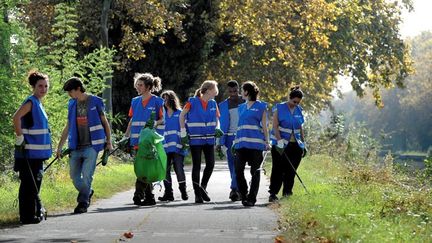 &nbsp; (Des jeunes en service civique nettoient des berges à Toulouse © MAXPPP)