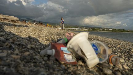 Des déchets en plastique sur une plage de Palu (Indonésie), le 6 juin 2022. (BASRI MARZUKI / NURPHOTO / AFP)