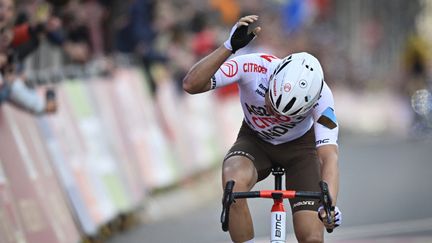 Benoît Cosnefroy (AG2R Citroën) battu à la photo finish sur l'Amstel Gold Race par Michal Kwiatkowski (Ineos Grenadiers), le 10 avril 2022&nbsp; (ERIC LALMAND / BELGA MAG / BELGA via AFP)