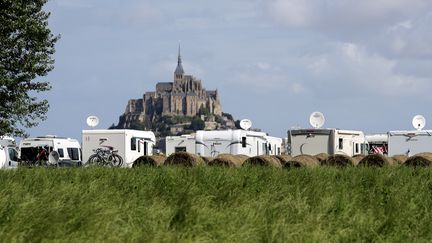 Des camping-cars garés à proximité du Mont-Saint-Michel. (KENZO TRIBOUILLARD / AFP)