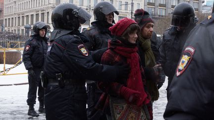 Une manifestante russe &agrave; Moscou contre le r&eacute;f&eacute;rendum en Crim&eacute;e entour&eacute;e par des forces de police, samedi 15 mars 2014. (DMITRIY ERMAKOV / ANADOLU AGENCY / AFP)