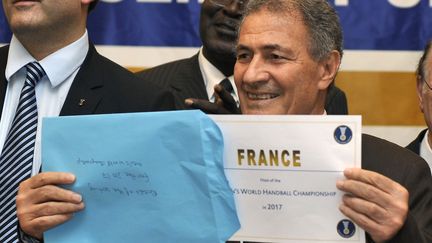 Hassan Moustafa, le pr&eacute;sident de la F&eacute;d&eacute;ration internationale de handball, d&eacute;voilant depuis Sao Paulo (Br&eacute;sil), le nom du futur organisateur du Mondial masculin en 2017. (NELSON ALMEIDA / AFP)