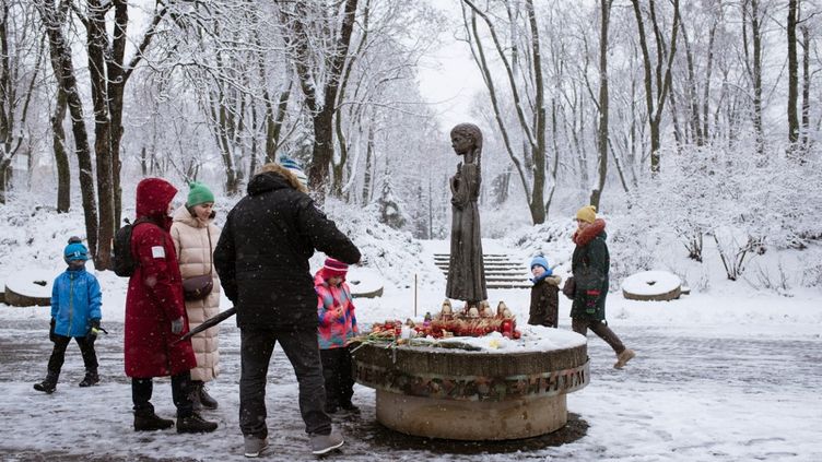 People visit the memorial to the victims of the Holodomor, in kyiv, Ukraine, on November 27, 2022. (ANDRE LUIS ALVES / ANADOLU AGENCY / AFP)