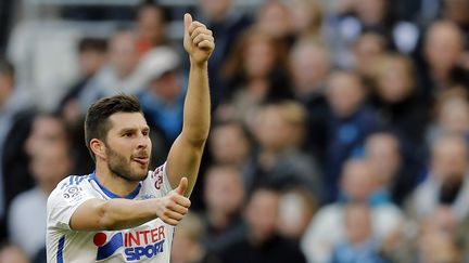 Andr&eacute;-Pierre Gignac c&eacute;l&egrave;bre la victoire de l'Olympique de Marseille face &agrave; Lille (2-1), au V&eacute;lodrome de Marseille (Bouches-du-Rh&ocirc;ne), le 21 d&eacute;cembre 2014. (JEAN-PAUL PELISSIER / REUTERS)