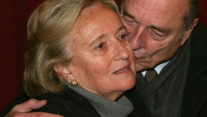 Jacques Chirac, alors pr&eacute;sident de la R&eacute;publique, f&eacute;licite sa femme Bernadette apr&egrave;s sa r&eacute;&eacute;lection comme conseill&egrave;re g&eacute;n&eacute;rale de Corr&egrave;ze, en 2004. (CAROLINE BLUMBERG / MAXPPP)