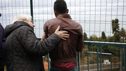 Martine Landry, membre d'Amnesty International, poursuivie pour aide aux migrants, réchauffe le jeune Megos originaire d'Ethiopie, le 31 mars 2018 à Menton (Alpes-Maritimes). (LAURENT CARRE / MAXPPP)