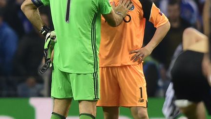 Gianluigi Buffon et Iker Casillas, le respect entre deux gardiens de but légendaires (MIGUEL RIOPA / AFP)