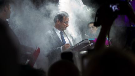 Fran&ccedil;ois Hollande re&ccedil;oit de la farine alors qu'il signait la charte Abb&eacute; Pierre sur le logement, le 1er f&eacute;vrier 2012. (FRED DUFOUR / AFP PHOTO)