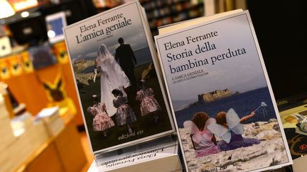 Deux tomes de la saga L'amie prodigieuse en italien.&nbsp; (GABRIEL BOUYS / AFP)