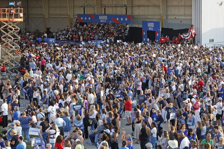 La candidate démocrate à la présidentielle Kamala Harris organise un rassemblement à l'aéroport de Détroit, dans le Michigan, aux États-Unis, le 7 août 2024. (JEFF KOWALSKY / AFP)