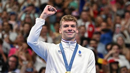 Léon Marchand, médaillé d'or sur le 400 m 4 nages des Jeux olympiques de Paris 2024, à la Paris La Défense Arena à Nanterre, le 28 juillet 2024. (MANAN VATSYAYANA / AFP)