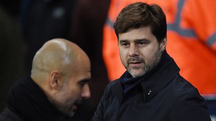 A l'époque entraîneur de Tottenham, Mauricio Pochettino (à droite) regarde en direction de Pep Guardiola, coach de Manchester City, le 16 décembre 2017. (PAUL ELLIS / AFP)