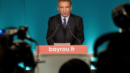 Le pr&eacute;sident du MoDem, Fran&ccedil;ois Bayrou s'adressent &agrave; ses partisans au soir du premier tour, le 22 avril 2012.&nbsp; (BERTRAND LANGLOIS / AFP)