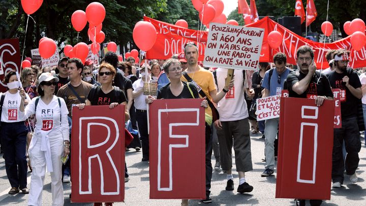 Des salari&eacute;s de RFI d&eacute;filent le 16 juin 2009 &agrave; Paris pour obtenir le retrait du plan de d&eacute;parts et emp&ecirc;cher la fermeture de six bureaux de langue. (STEPHANE DE SAKUTIN / AFP)