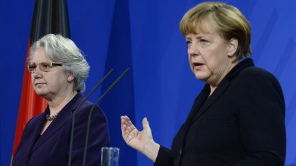 Angela Merkel et la ministre de l'Education d&eacute;missionnaire,&nbsp;Annette Schavan, en conf&eacute;rence de presse, &agrave; Berlin le 9 f&eacute;vrier 2013.&nbsp; (JOHN MACDOUGALL / AFP)