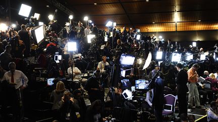 Beaucoup de journalistes et de projecteurs au QG de Mitt Romney &agrave; Boston (Massachusetts). (TIMOTHY A. CLARY / AFP)