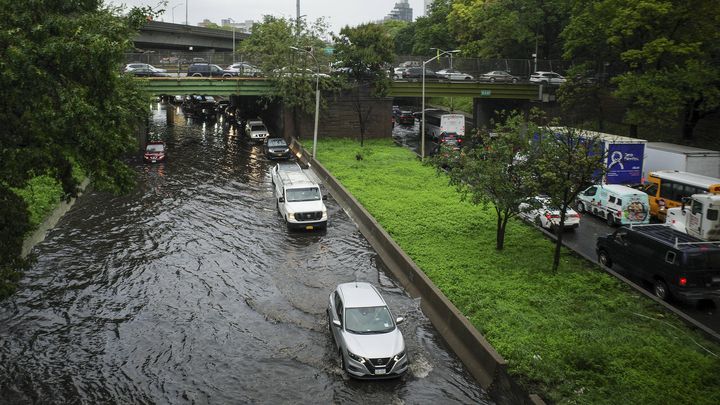 Une route inondée à New York (Etats-Unis), le 29 septembre 2023. (ROBERT BUMSTED / AP / SIPA)