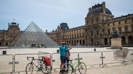 Selfie devant le Louvre, pas encore ouvert au public, le 16 mai 2020 (CHRISTOPHE PETIT TESSON / EFE / NEWSCOM / MAXPPP)