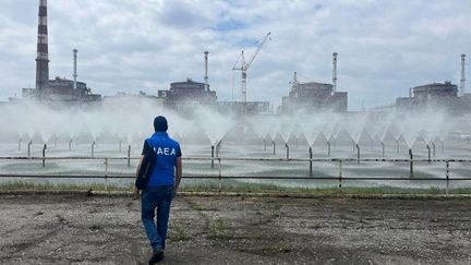 Un membre de l'AIEA visite la centrale nucléaire ukrainienne de Zaporijjia, le 15 juin 2023. (INTERNATIONAL ATOMIC ENERGY AGEN / AFP)