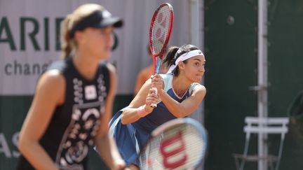 Kristina Mladenovic et Caroline Garcia en double à Roland Garros, le 25 mai 2022. (JEAN CATUFFE / AFP)