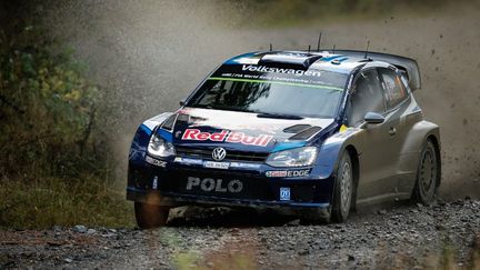 Sébastien Ogier à l'attaque  (BASTIEN BAUDIN / AUSTRAL)