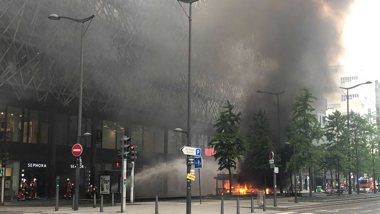 Un bus électrique de la RATP en feu, le 29 avril 2022, à Paris. (ROMAIN SCOTTO / FRANCEINFO)