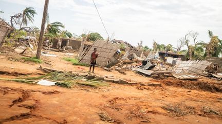 Un enfant dans un village détruit par le passage du cyclone Chido, le 15 décembre 2024, au Mozambique. (EDUARDO MENDES / UNICEF / AFP)