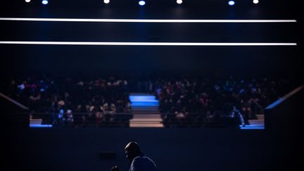 Yvan Castanou dirige un culte à la méga-église évangélique “La Cité Royale” à Croissy-Beaubourg, à l'est de Paris, le 28 avril 2024 (JULIEN DE ROSA / AFP)