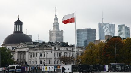 Un drapeau polonais sur la place Pilsudski à Varsovie (Pologne), le 23 octobre 2023. (JAKUB PORZYCKI / NURPHOTO / AFP)