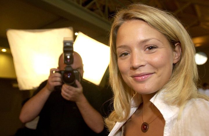 Virginie Efira, alors, présentatrice à la télévision belge, à Bruxelles, le 1er mars 2004. (BENOIT DOPPAGNE / BELGA / AFP)