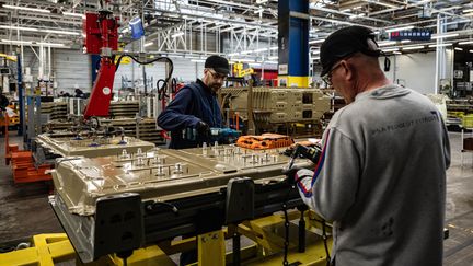 L'atelier de batteries à l'usine automobile Stellantis à Hordain (Nord). (SAMEER AL-DOUMY / AFP)