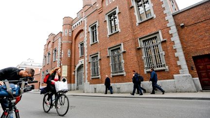 Un journaliste filme la fa&ccedil;ade de la prison de Louvain, en Belgique, le 31 octobre 2012.&nbsp; (BRUNO FAHY / BELGA)