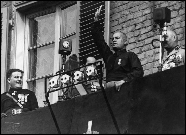 Achille Starace, à gauche de Benito Mussolini, à Turin en 1932. (LEEMAGE VIA AFP)