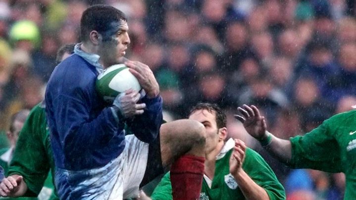 Le joueur du XV de France Thomas Li&egrave;vremont, couvert de peinture &agrave; cause d'une publicit&eacute; au centre du terrain, &agrave; Dublin, en 1999. (PATRICK KOVARIK / AFP)