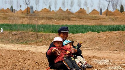 Dans ce contexte, plus de vingt millions d’enfants sont restés dans leurs villages natals, élevés uniquement par leur mère ou simplement leurs grands-parents.

Beaucoup de pères perdent peu à peu leurs attaches familiales. (REUTERS/David Gray)