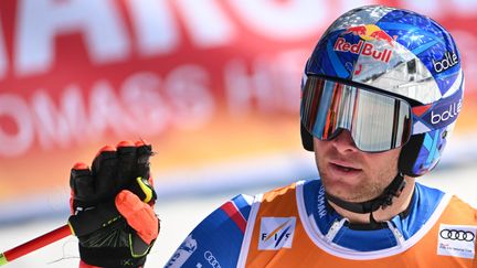 Le Français Alexis Pinturault salue le public après son slalom géant lors des finales de Méribel (Savoie), le 19 mars 2022. (SEBASTIEN BOZON / AFP)