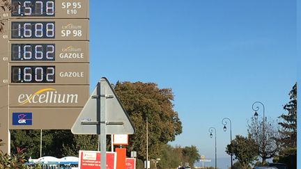 Une station-service en Alsace où le prix du diesel dépasse celui du sans-plomb 95 en octobre 2018. (GREGOIRE LECALOT / RADIO FRANCE)