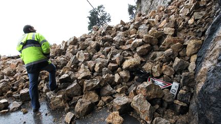 Un &eacute;boulement de roche bloque une route, &agrave; Roquebrune-cap-Martin (Alpes-Maritimes), le 18 janvier 2014. (JEAN CHRISTOPHE MAGNENET / AFP)