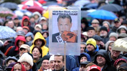 Des employés de Klubradio et leurs soutiens manifestent le 24 février 2013 à Budapest (Hongrie). (ATTILA KISBENEDEK / AFP)