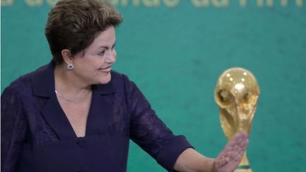 &nbsp; (Dilma Rousseff, lors de la présentation du trophée de la Coupe du monde, lundi © SIPA/AP/Eraldo Peres)